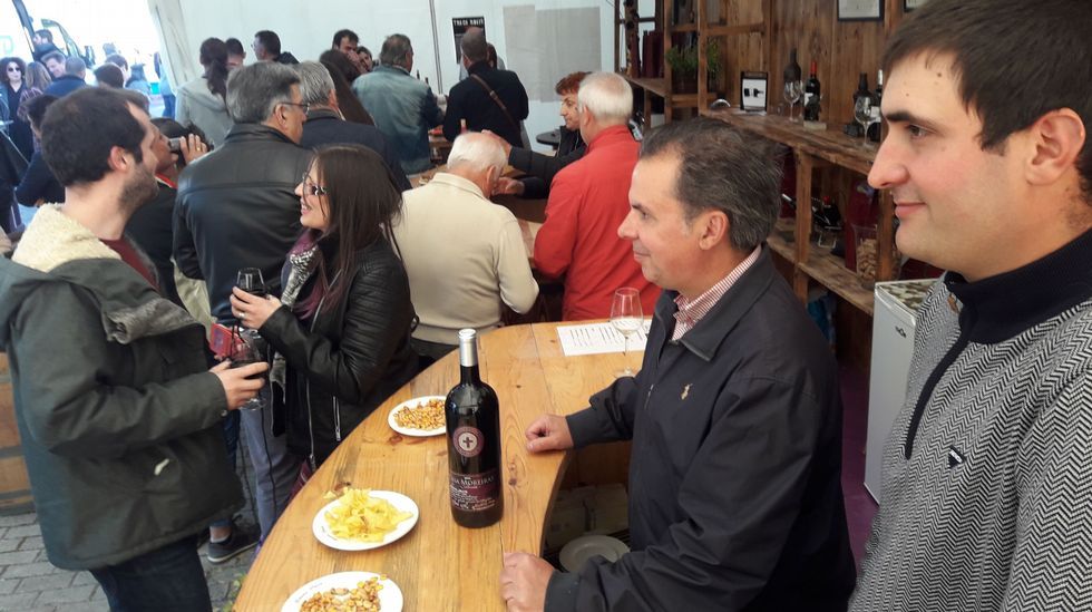 El conselleiro de Industria y el alcalde visitaron los puestos de las bodegas por la mañana