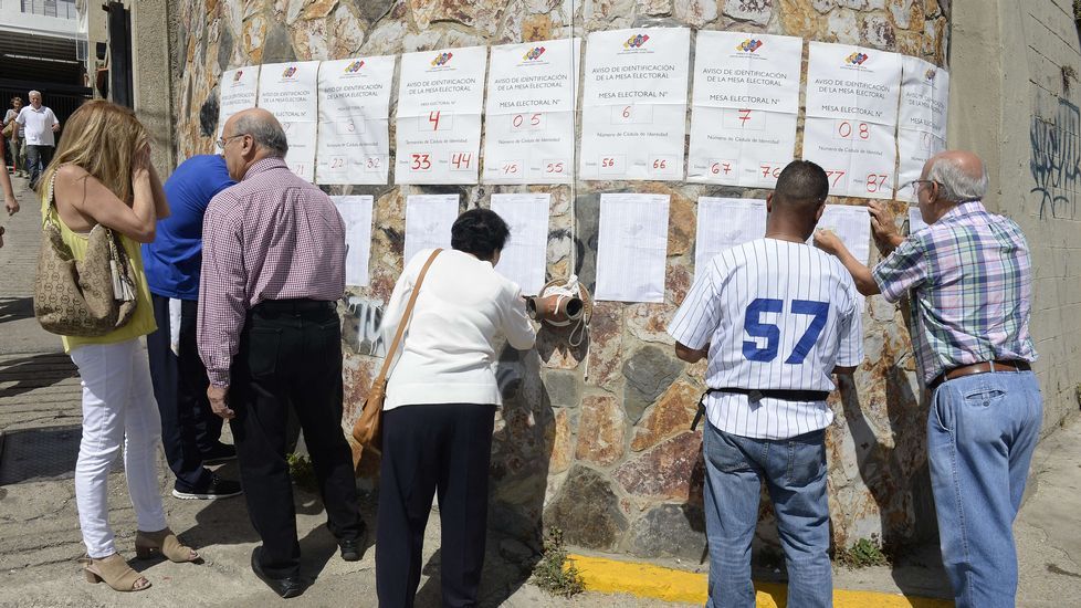 La esposa de Leopoldo López, Lilian Tintori, votando en Caracas.