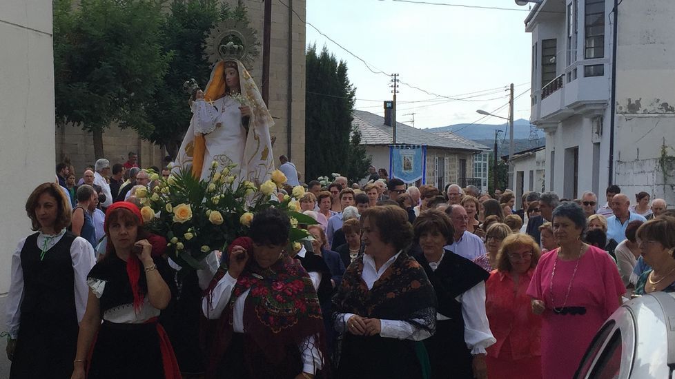 Larouco sacó en procesión a la patrona, la Virxe dos Remedios