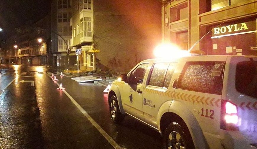 ASÍ HA CASTIGADO EL TEMPORAL A OURENSE.En la avenida Luis Espada de Verín cayó un muro