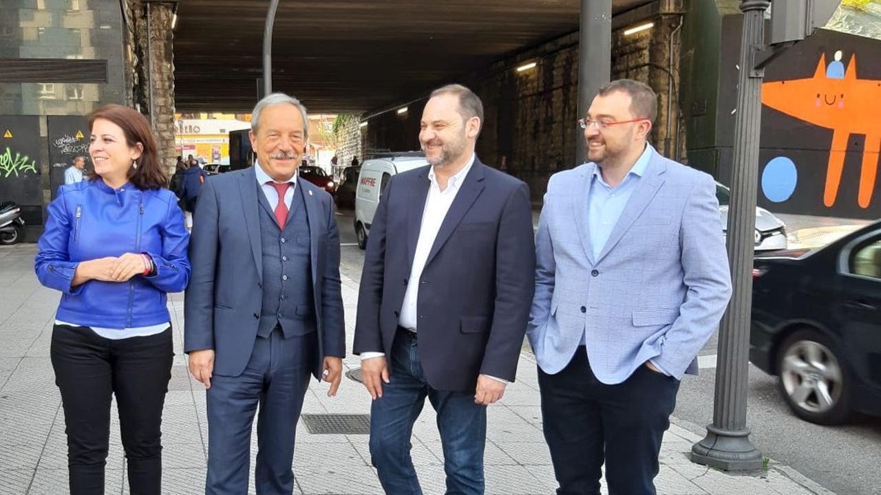 Adriana Lastra, Wenceslao López, José Luis Ábalos y Adrián Barbón en el Puente de Nicolas Soria de Oviedo