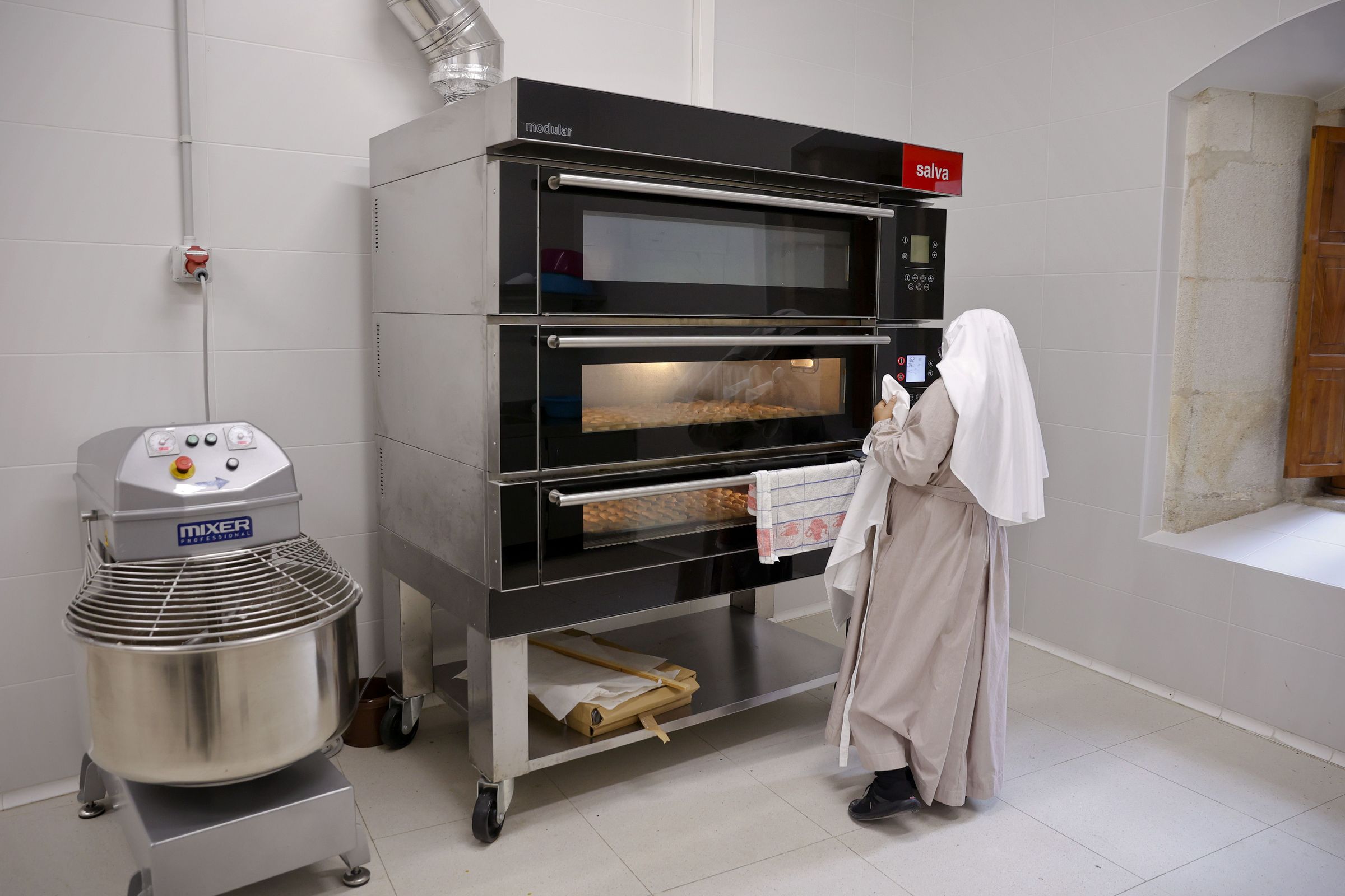 El obrador dispone de tres hornos, aunque las monjas aseguran que precisan ahora de una nueva laminadora.