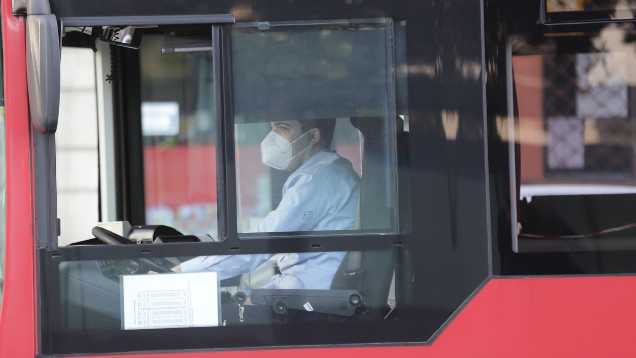 En A Coruña, como en otras ciudades, las Fuerzas y Cuerpos de seguridad estuvieron repartiendo mascarillas en el transporte público