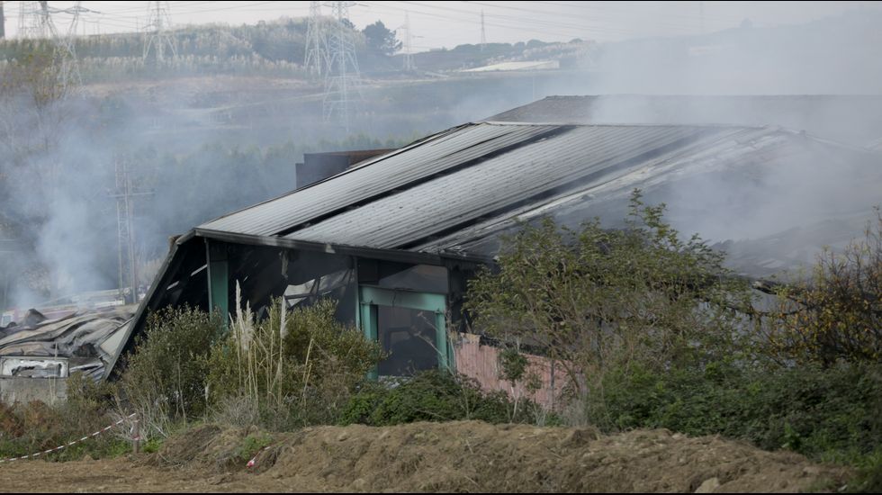 Cenizas tras el voraz incendio en la nave de reciclaje de Acteco en el polígono industrial de Sabón, en Arteixo