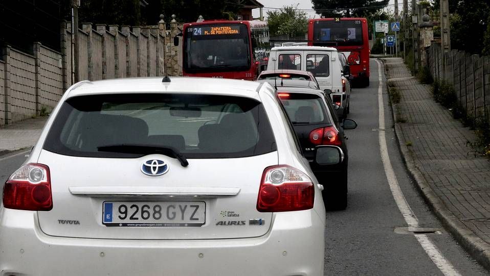 Atascos de tráfico en A Zapateira y la TerceraRonda por el corte de un carril para el cambio de tuberías de agua
