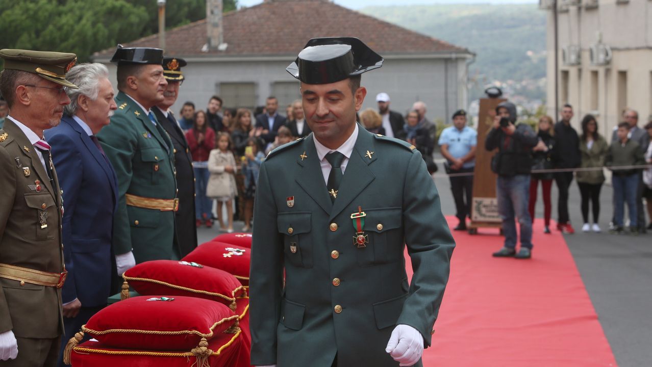 ACTO INSTITUCIONAL CASTRENSE DEL DÍA DEL PILAR.La Guardia Civil entregó las cruces de distintivo blanco, y una con distintivo rojo para el cabo Luis Ángel Veloso, que destacó en un servicio extraordinario