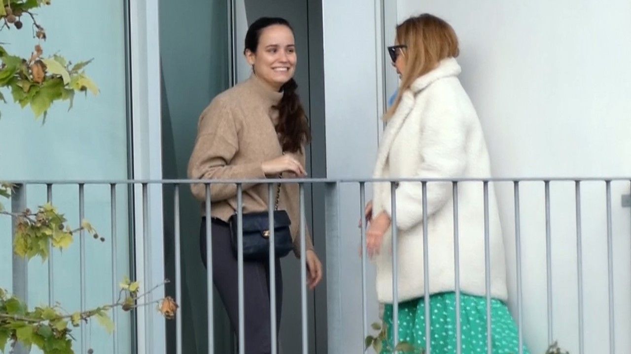 Carolina Monje junto a Ana Obregón, hace días en la terraza de la habitación donde estaba Álex Lequio