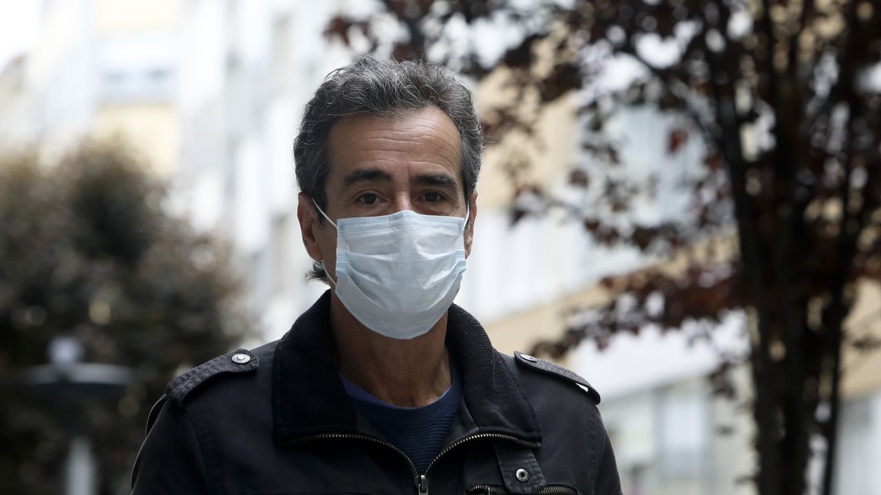 Con mascarillas por las calles de Santiago