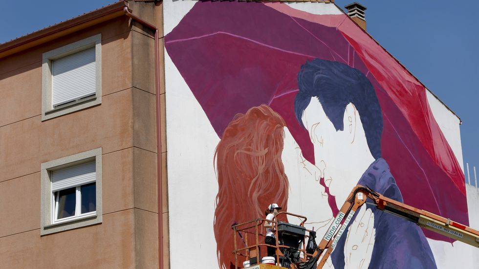 La polaca Natalia Rak interviene en la calle Vila de Negreira