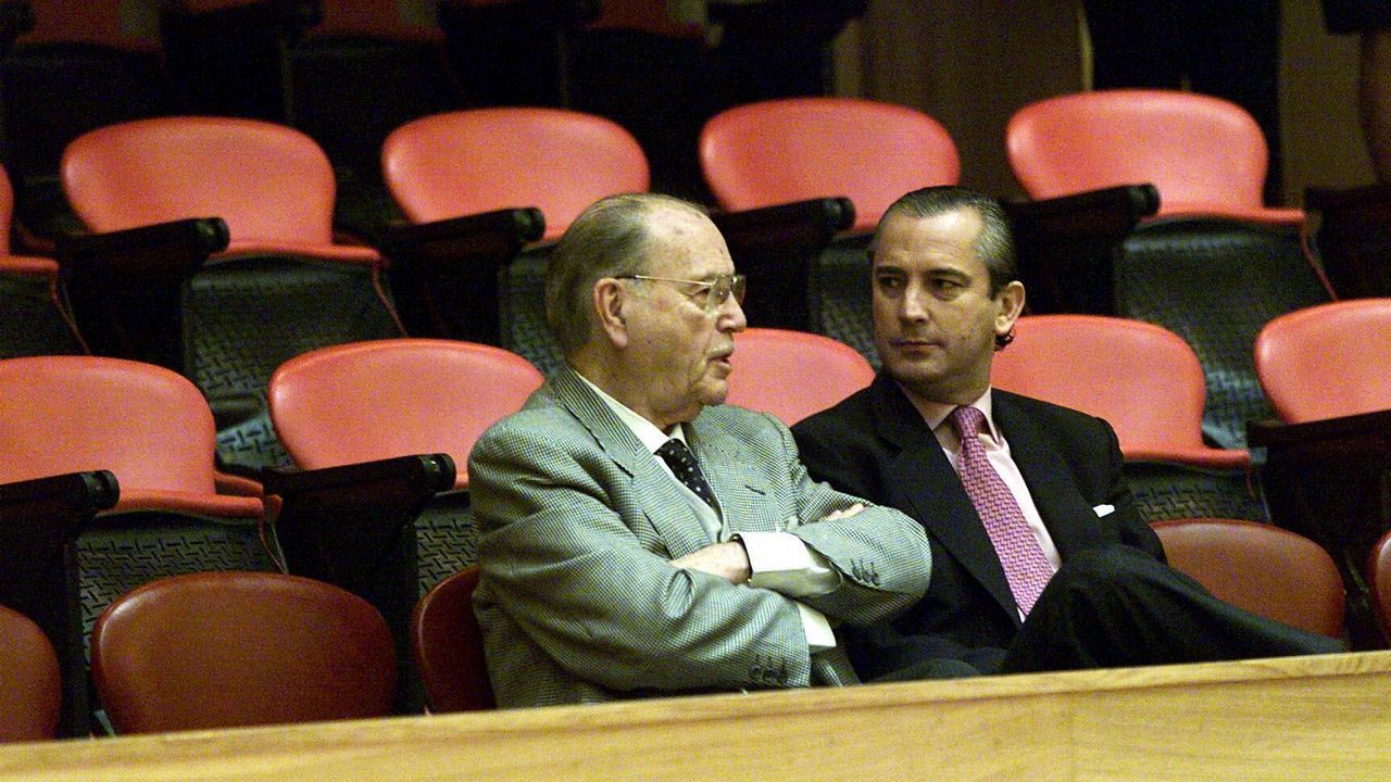 El expresidente de la Xunta Gerardo Fernández Albor y el delegado del Gobierno en Galicia Arsenio Fernández de Mesa en el parlamento gallego durante una sesión de debate sobre el estado de la autonomía