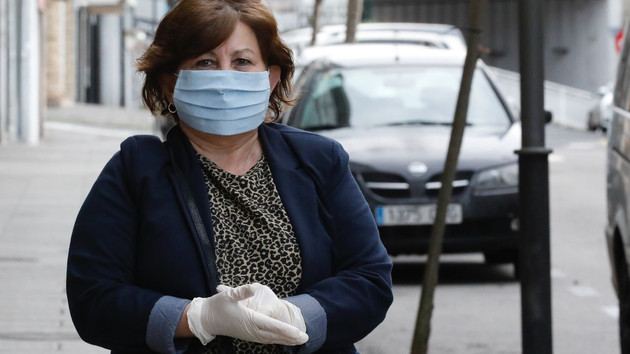Con la mascarilla más común caminando por Vigo