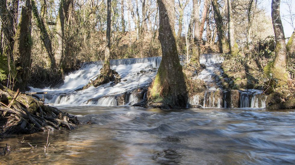 En la aldea de Carrouba se conserva una presa que llevaba el agua del río Cinsa a un antiguo molino