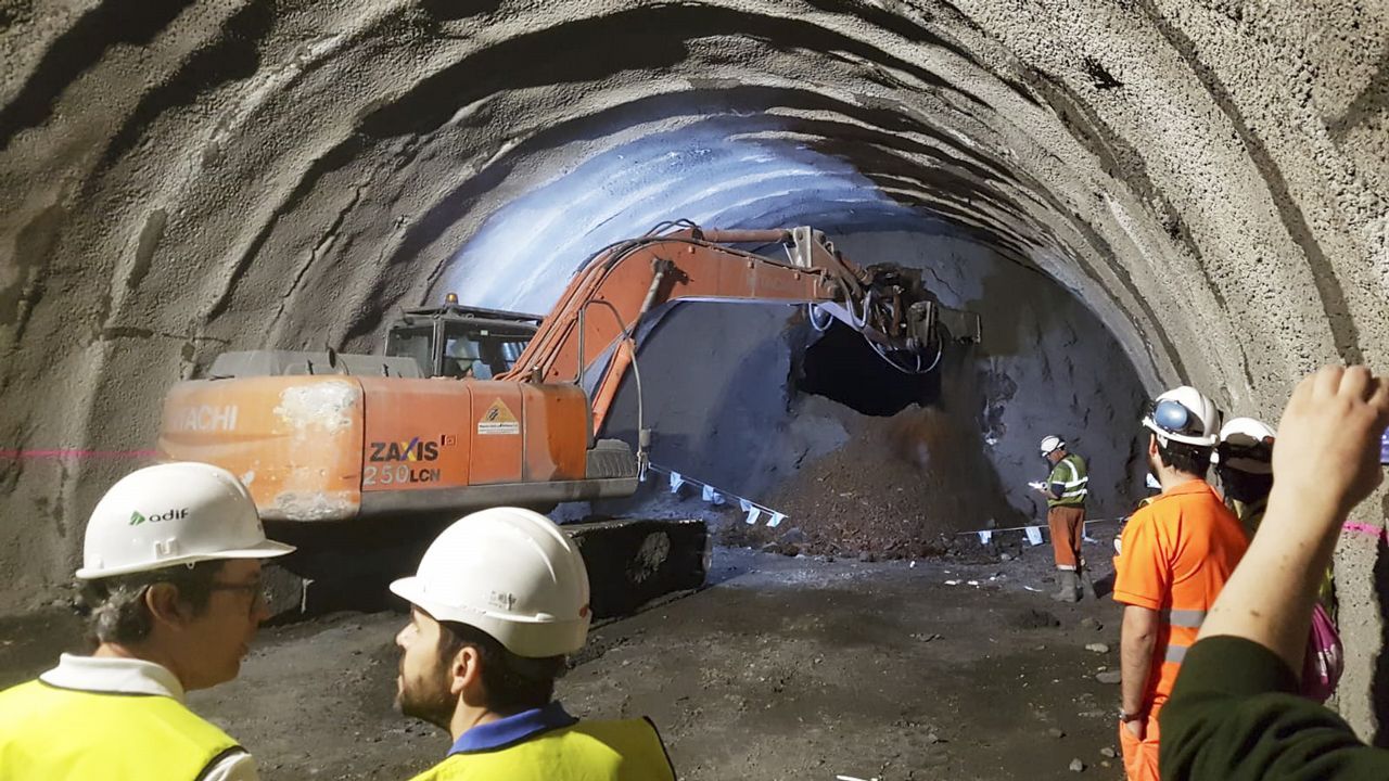 .El túnel de Cerdedelo, en su vía derecha, que discurre por Laza, fue concluido este jueves