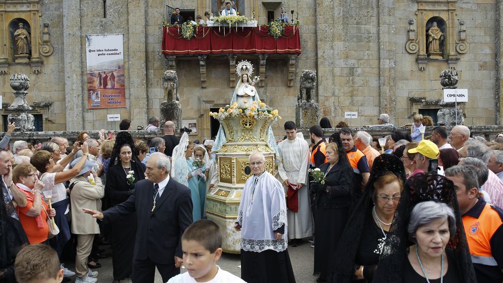 Multitudinaria procesión de Os Milagros en el santuario de Monte Medo en Baños de Molgas