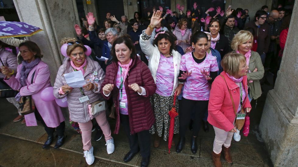 Manos levantadas por el cáncer de mama