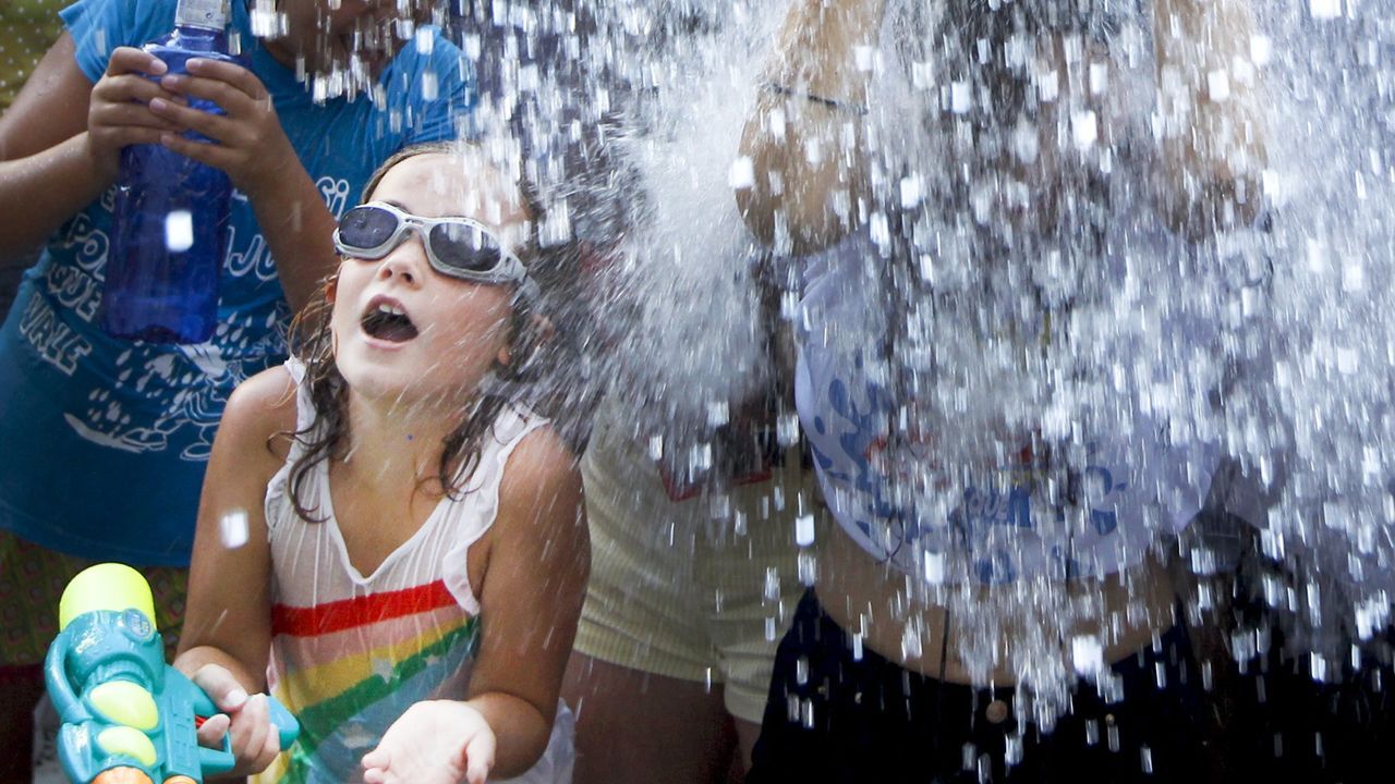 Grandes y pequeños disfrutan de la Festa da auga