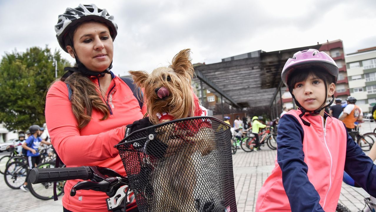RESUMEN DEL AÑO 2019.Una participante con su mascota en el Día de la Bicicleta de Boiro