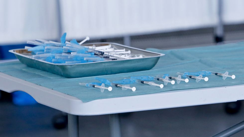 Vacunación masiva contra el Covid-19 con AstraZeneca para personas entre 60 y 65 años en el recinto ferial de Pontevedra
