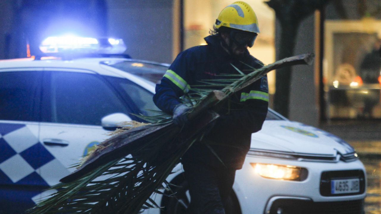 .Trabajos de limpieza de la calzada en Curuxeiras