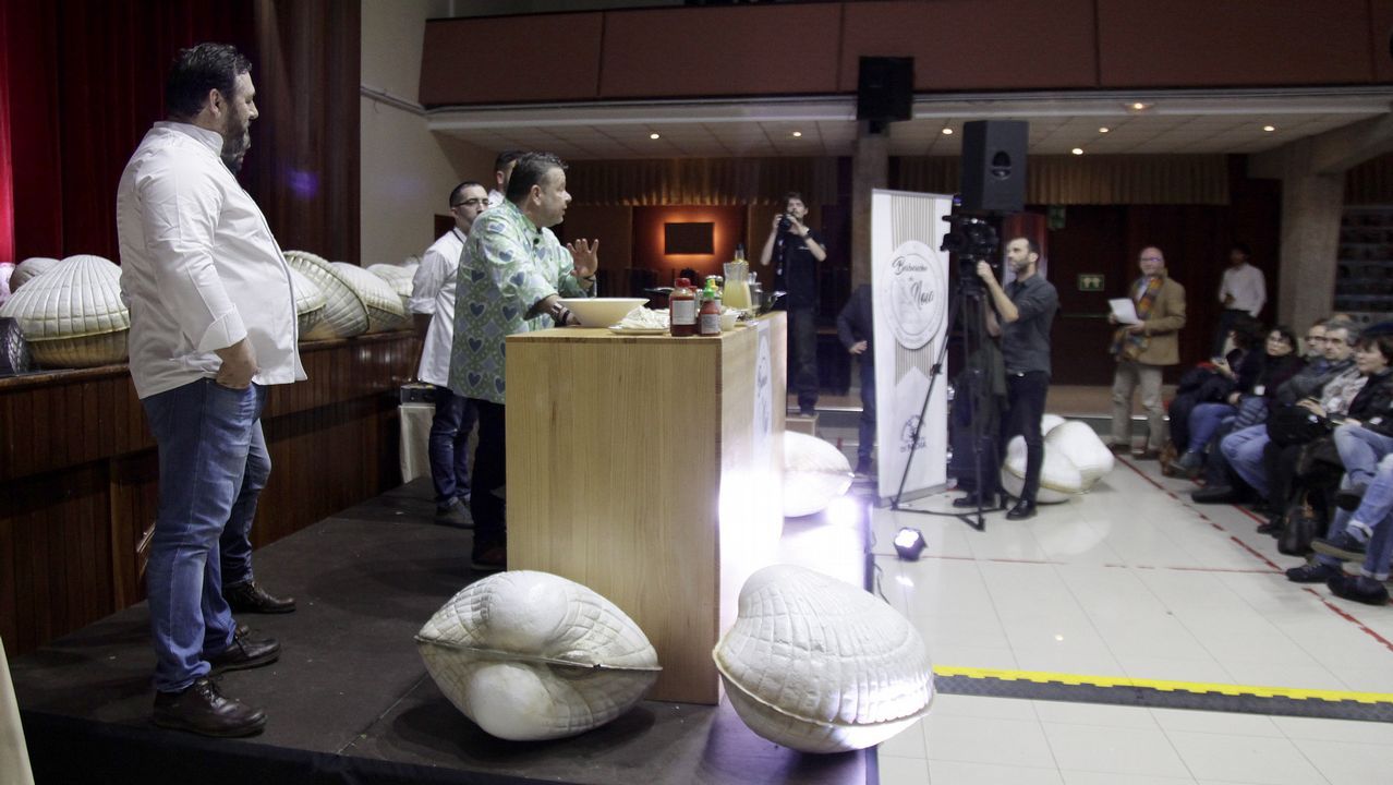Alberto Chicote visita los bancos marisqueros de Testal en Noia