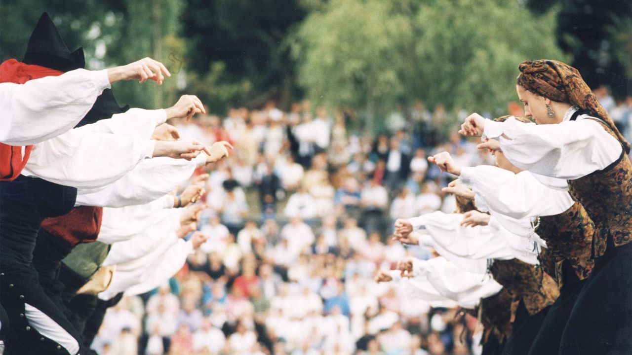 ACTUACIÓN DE UN GRUPO DE BAILE REGIONAL DURANTE EL FESTIVAL CELTA EN EL PARQUE DE SANTA MARGARITA, EN 1996