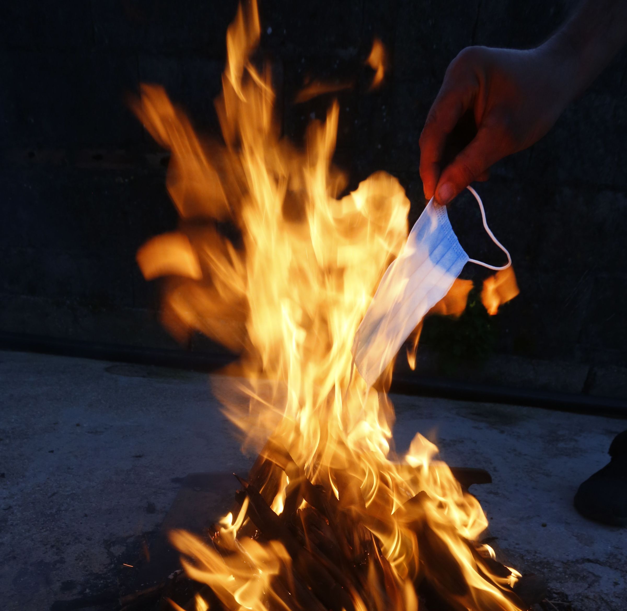 Unha m�scara arde nunha cacharela da noite de San Xo�n. 23/06/2021