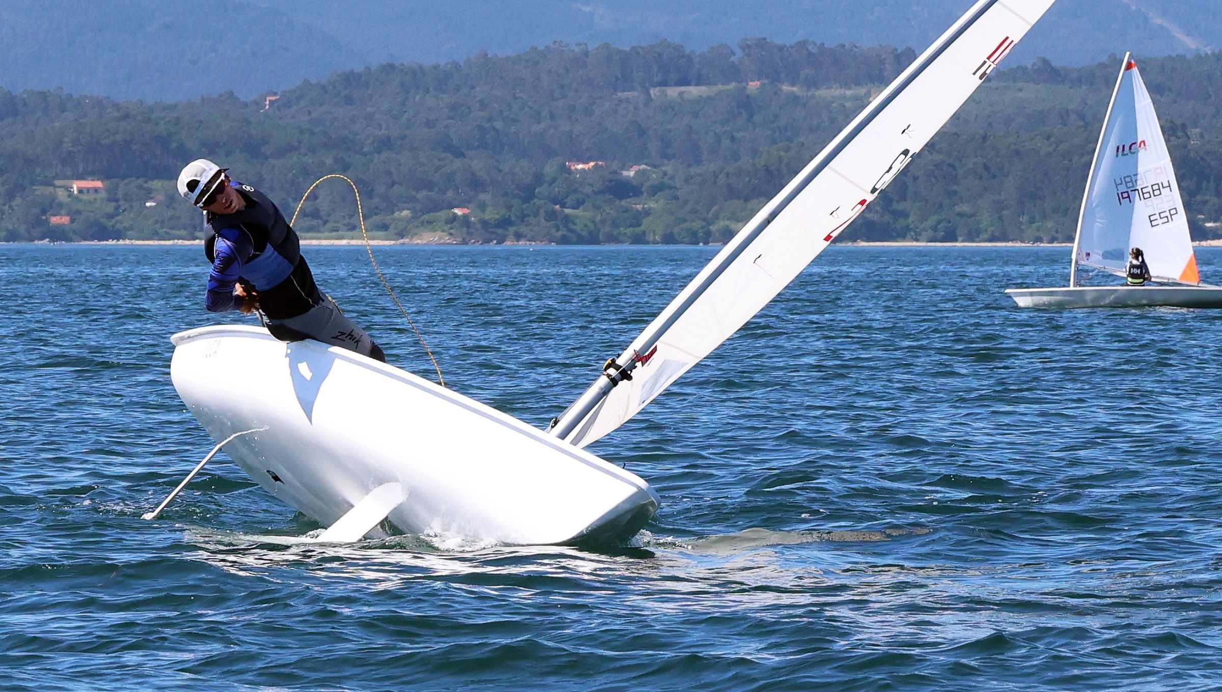 Un tripulante manobra nunha das embarcacins da Semana Galega de Vela en Vilagarca. 27/06/2025