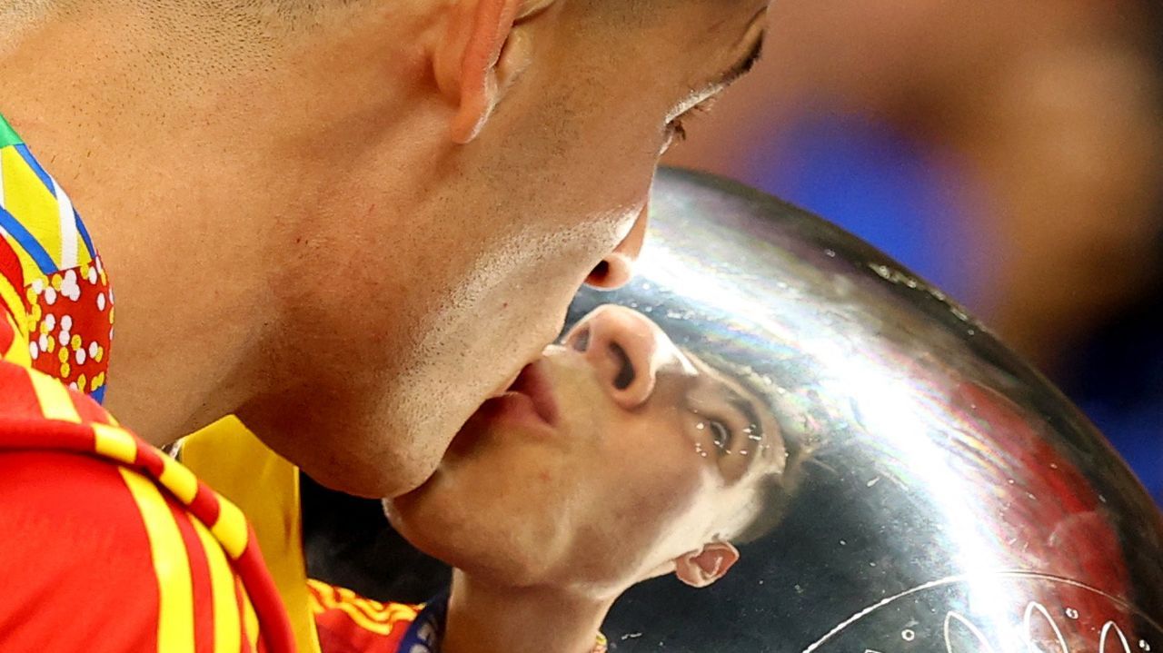 Espa�a se proclam� campeona de la Eurocopa 2024 en Alemania. En la imagen, el gallego Joselu levanta el t�tulo. 15/07/2024
