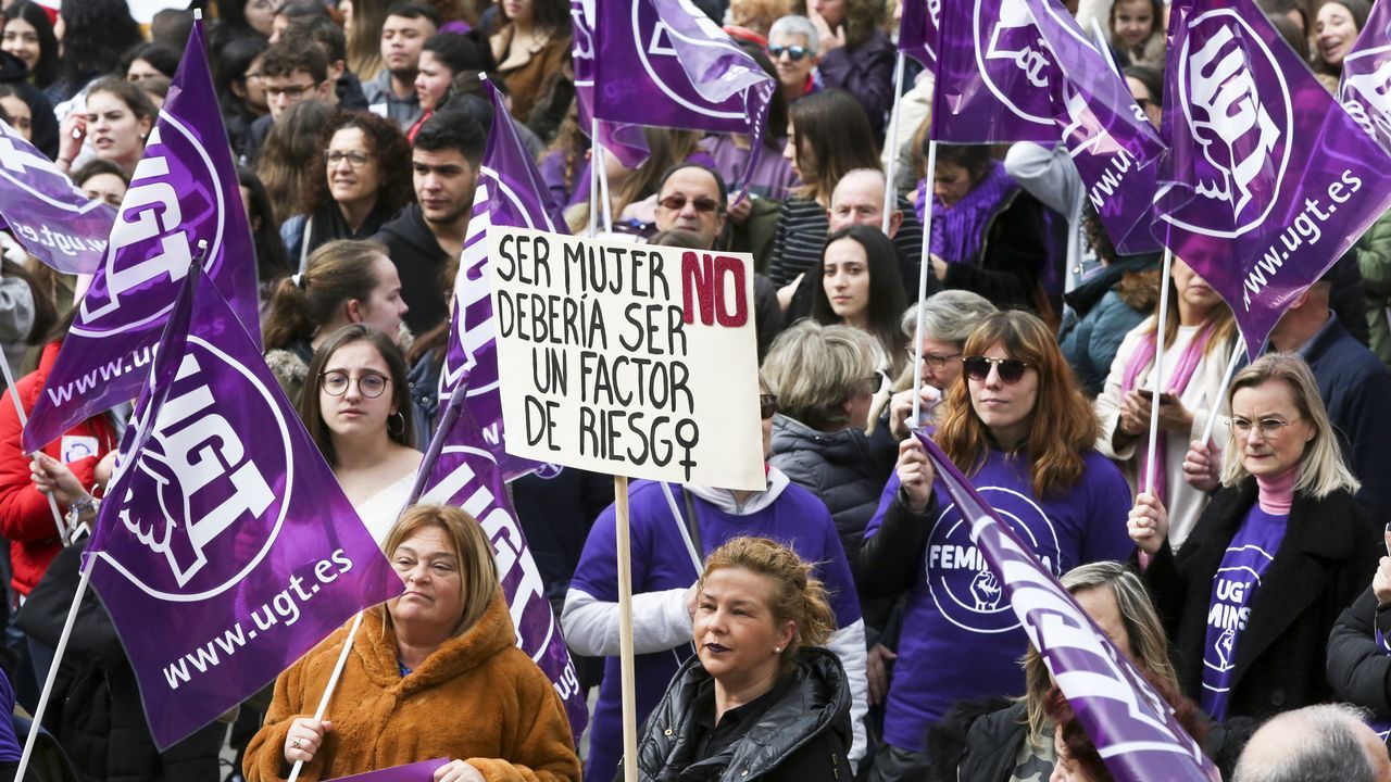 Mercedes Aranceta, farera de Prioriño Chico, en el puerto exterior de Ferrol, equipada con arnés y casco, como sube a las balizas (además de llevar la línea de vida) de cuyo mantenimiento se ocupa. 8M Día de la Mujer Trabajadora