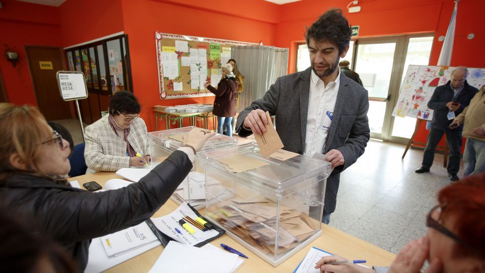 Jorge Suárez, alcalde de Ferrol, votando.