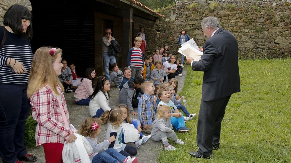Alumnos de Mazaricos participan nunha visita teatralizada ás Torres do Allo cos Quinquilláns