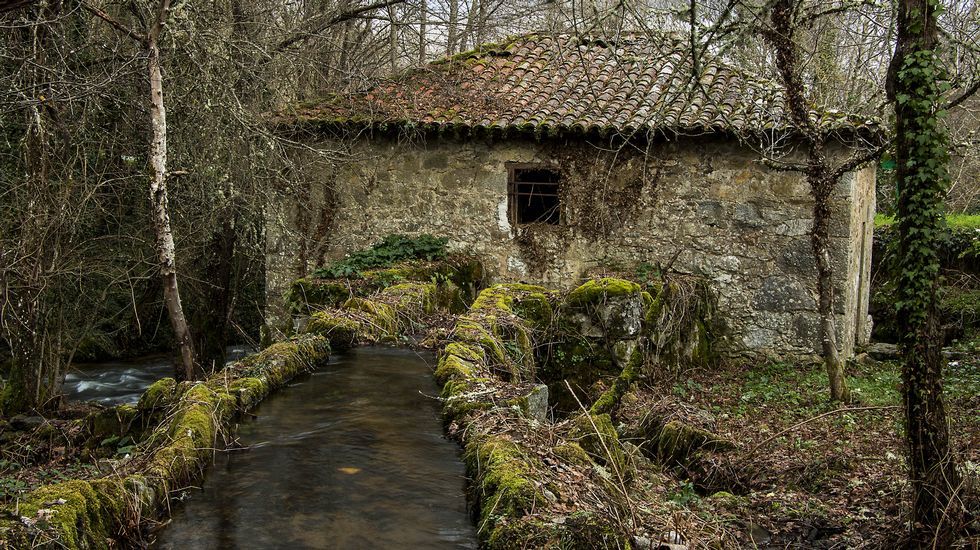 El molino de O Mato no conserva la maquinaria, pero su canal sigue llevando agua