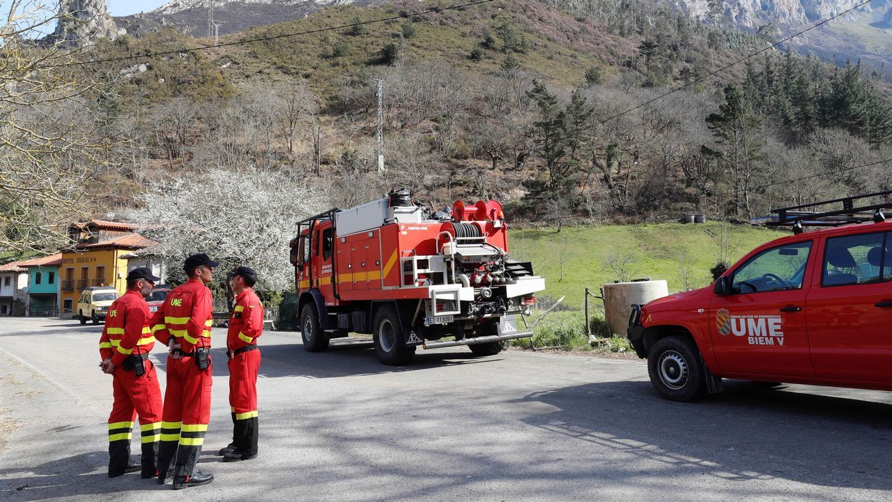 Miembros de la Unidad Militar de Emergencias (UME) tras participar en la extinción de un incendio en Naves 