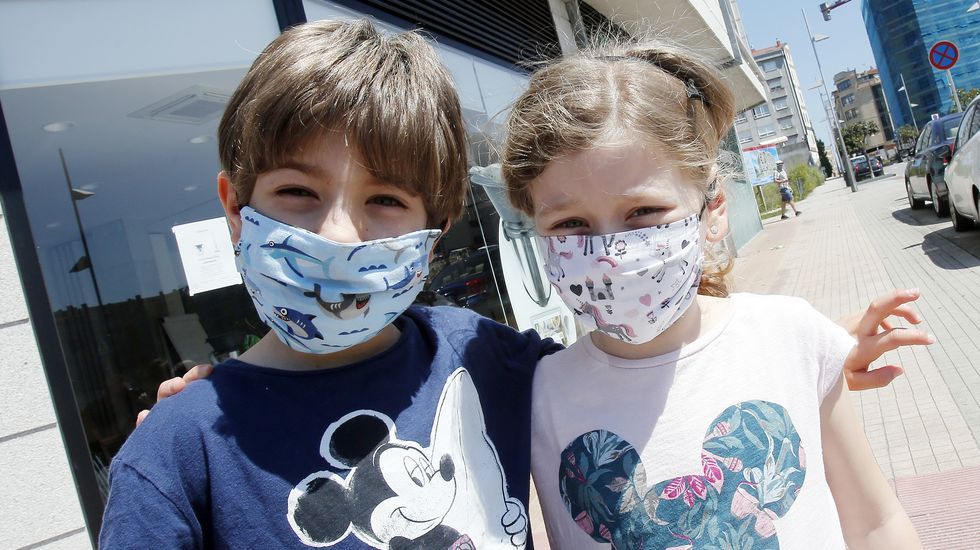 Dos niños con mascarillas infantiles decoradas en Pontevedra