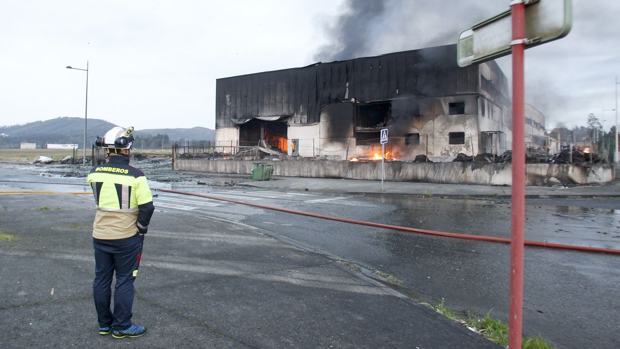 Así amaneció tras el incendio la fábrica de bolsas de papel de Narón