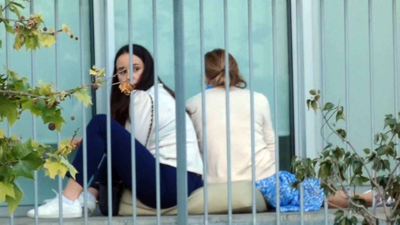 Carolina Monje, la novia de Álex Lequio, junto a Ana Obregón en la terraza de la habitación del hospital