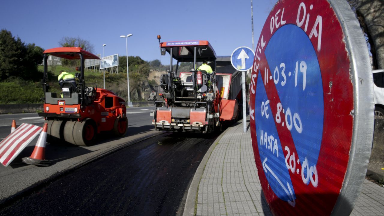 coruna.En el centro, la ganadora del concurso, Mar�a del Carmen L�pez Ruiz, nacida en Sada y residente en A Pasaxe, acompa�ada de la segunda clasificada, Manuela Pati�o, de Porto do Son (a la derecha), y la tercera, Mar�a Luisa Pombo, de Uxes (a la izquierda)