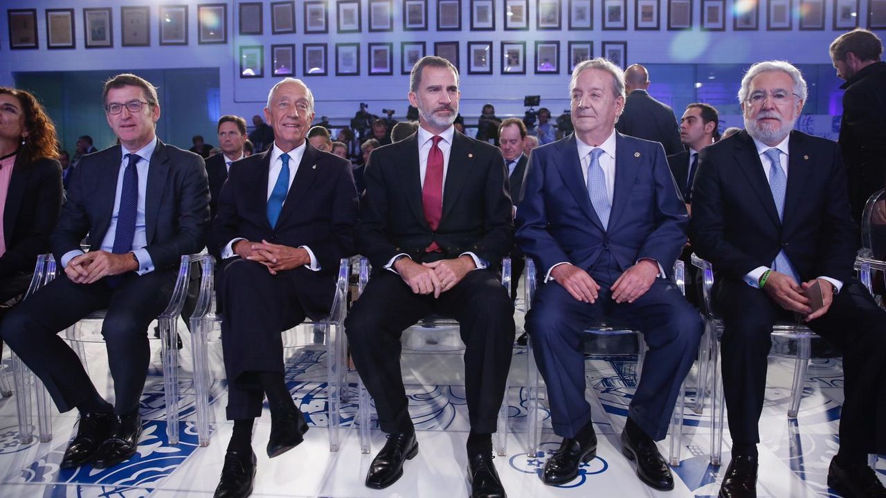 Núñez Feijoo, Rebelo de Sousa, Felipe VI, Santiago Rey Fernández-Latorre y Miguel Santalices antes de arrancar el acto