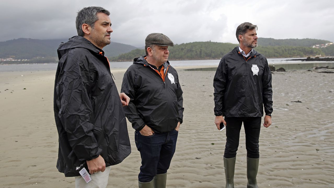 Alberto Chicote visita los bancos marisqueros de Testal en Noia