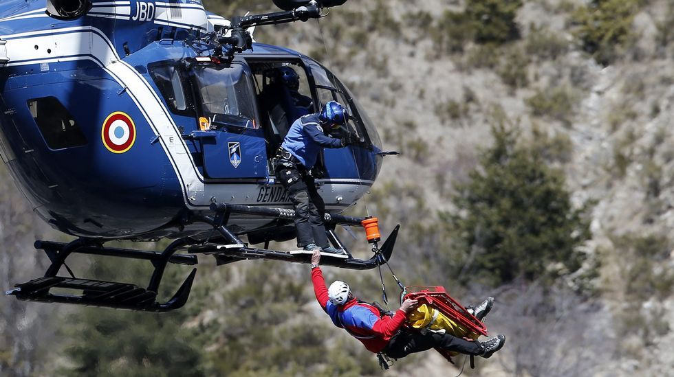 Un helicóptero transporta a un miembro del operativo a la zona del impacto.