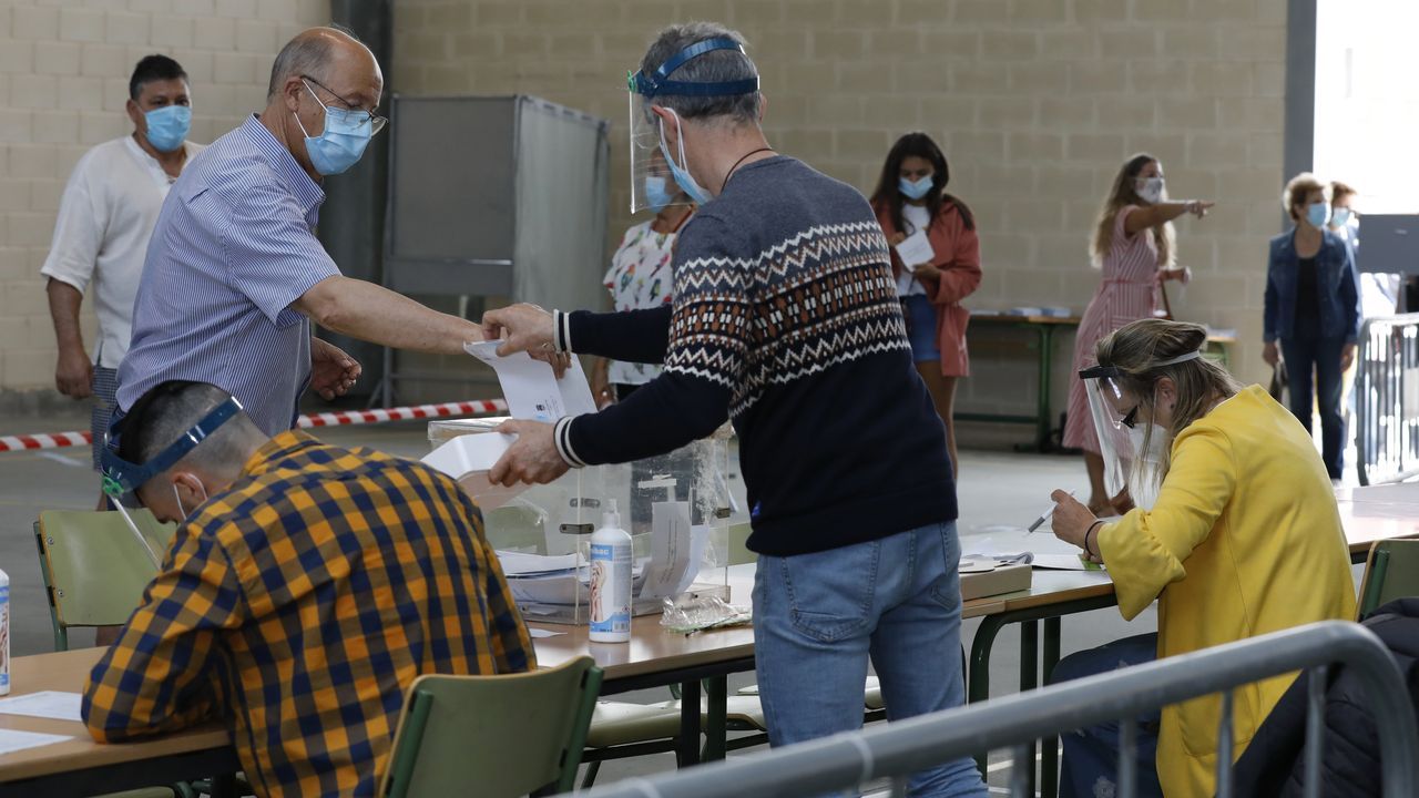 En A Mariña, algunos votaron hasta disfrazados
