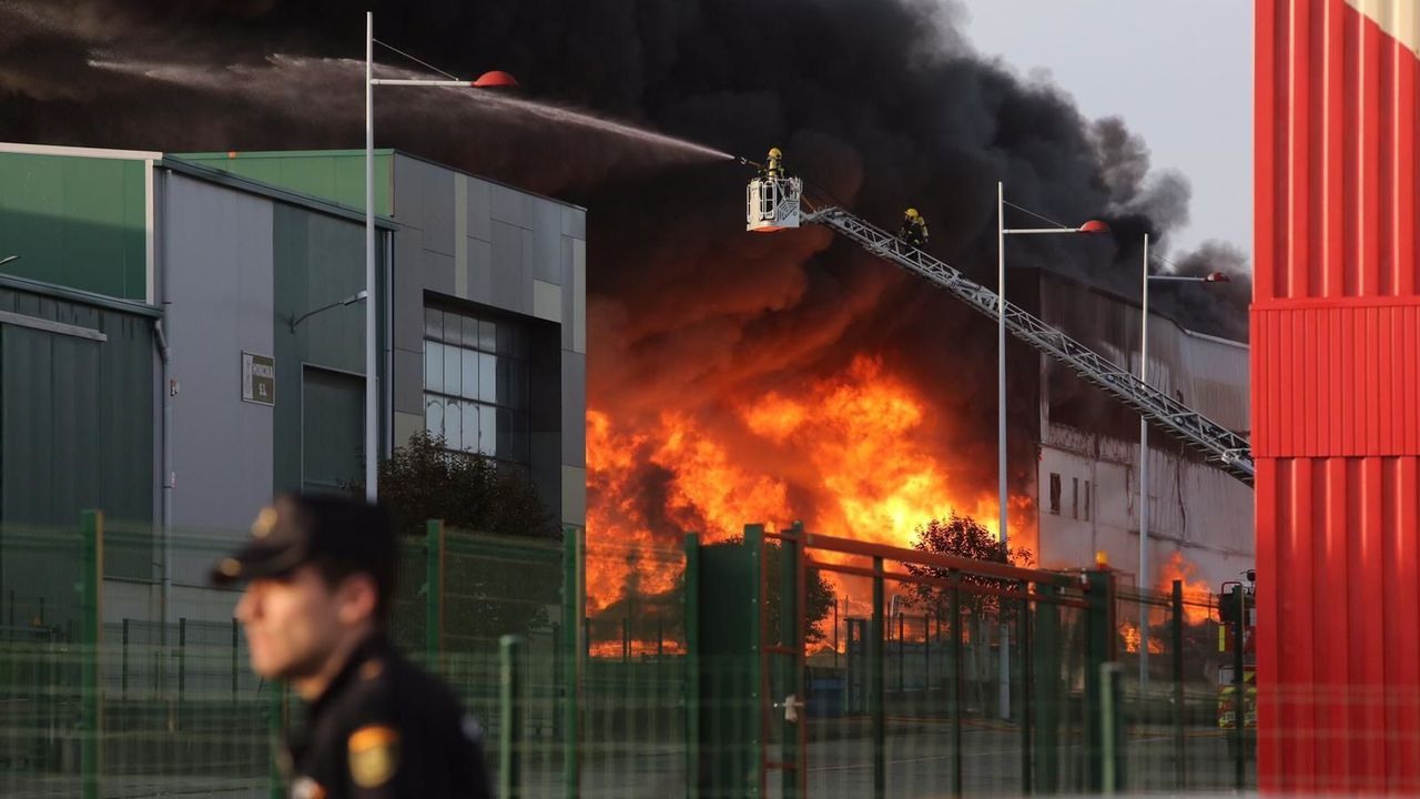Así amaneció tras el incendio la fábrica de bolsas de papel de Narón