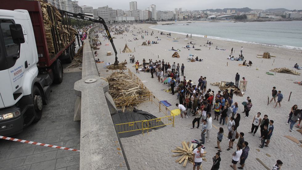 Ambiente en la playa del Orzán a las 10.30 horas