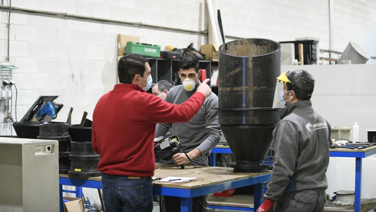 Empresa Proferplas de Lalín trabajando con mascarillas