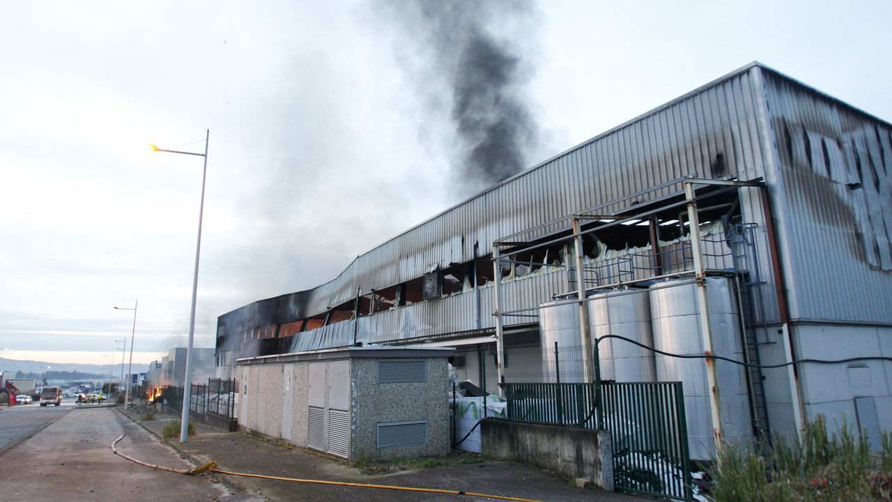 Así amaneció tras el incendio la fábrica de bolsas de papel de Narón