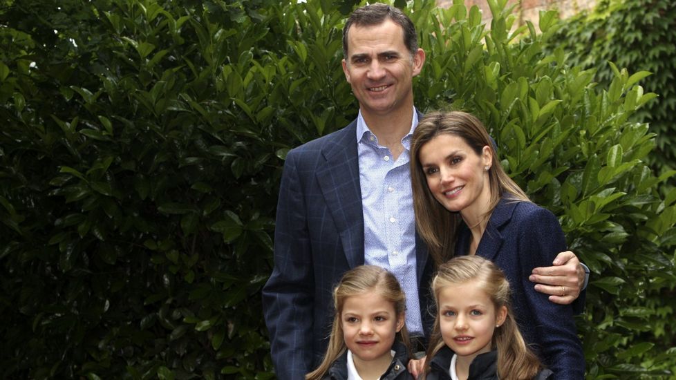 Los Príncipes de Asturias posan con las infantas Leonor y Sofía en los jardines de su residencia, momentos antes de acomparlas al colegio