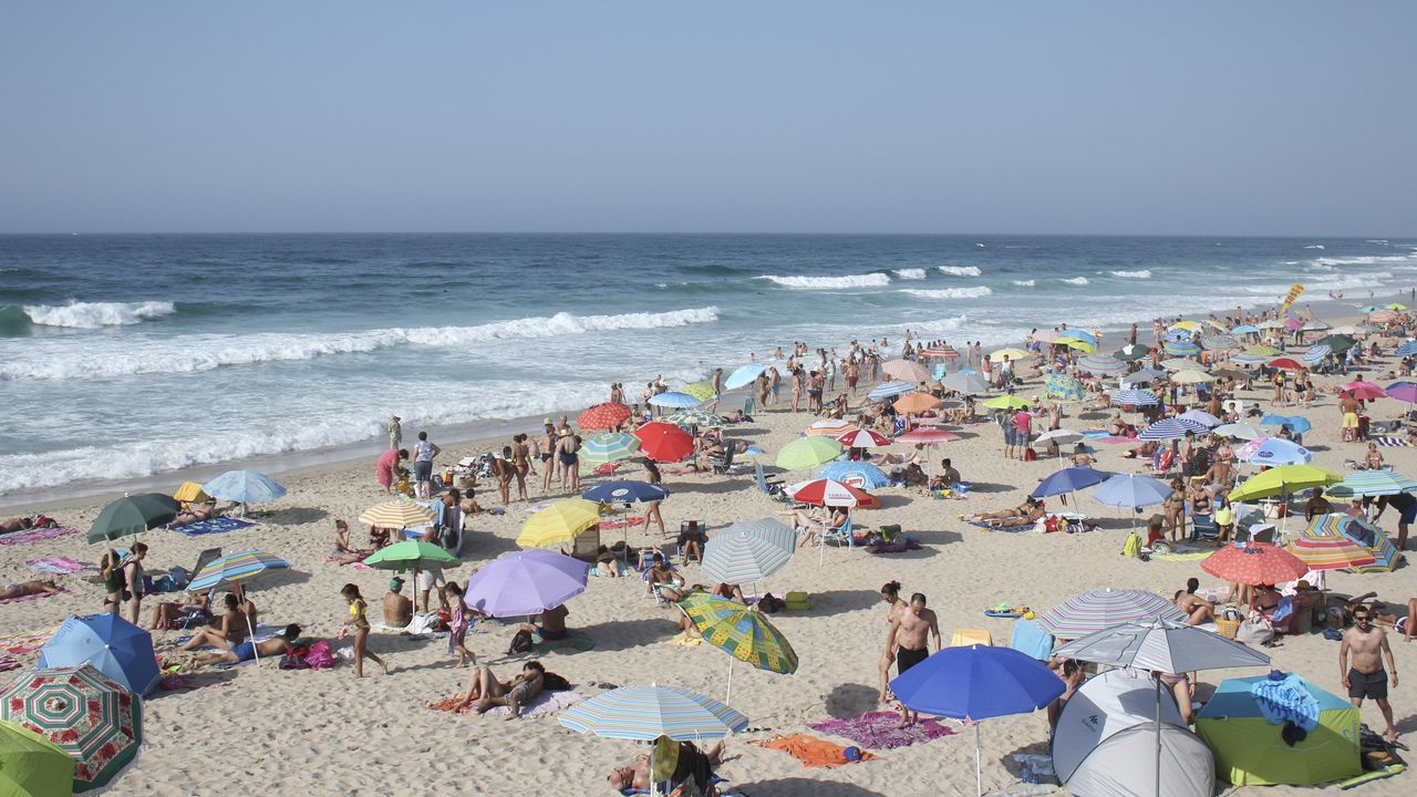 La playa de Razo también estaba llena de gente en esta jornada buscando refrescarse