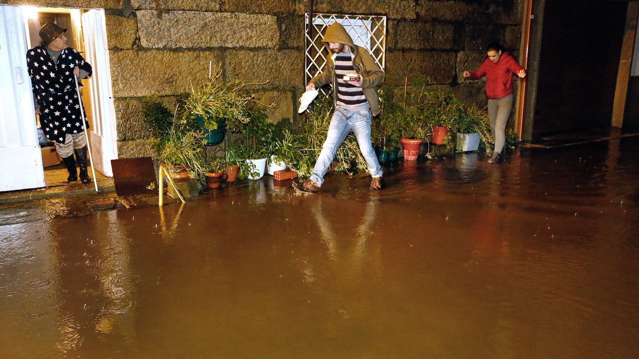 Las fuertes lluvias inundan las calles de Cambados