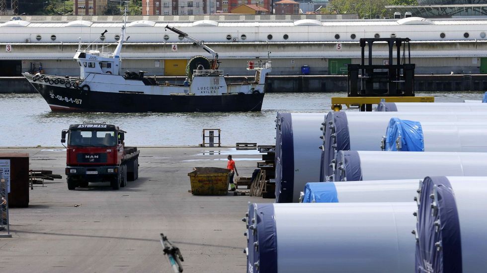 Torres metálicas para parques eólicos construidas en Asturias y almacenadas para su transporte en el puerto de Avilés