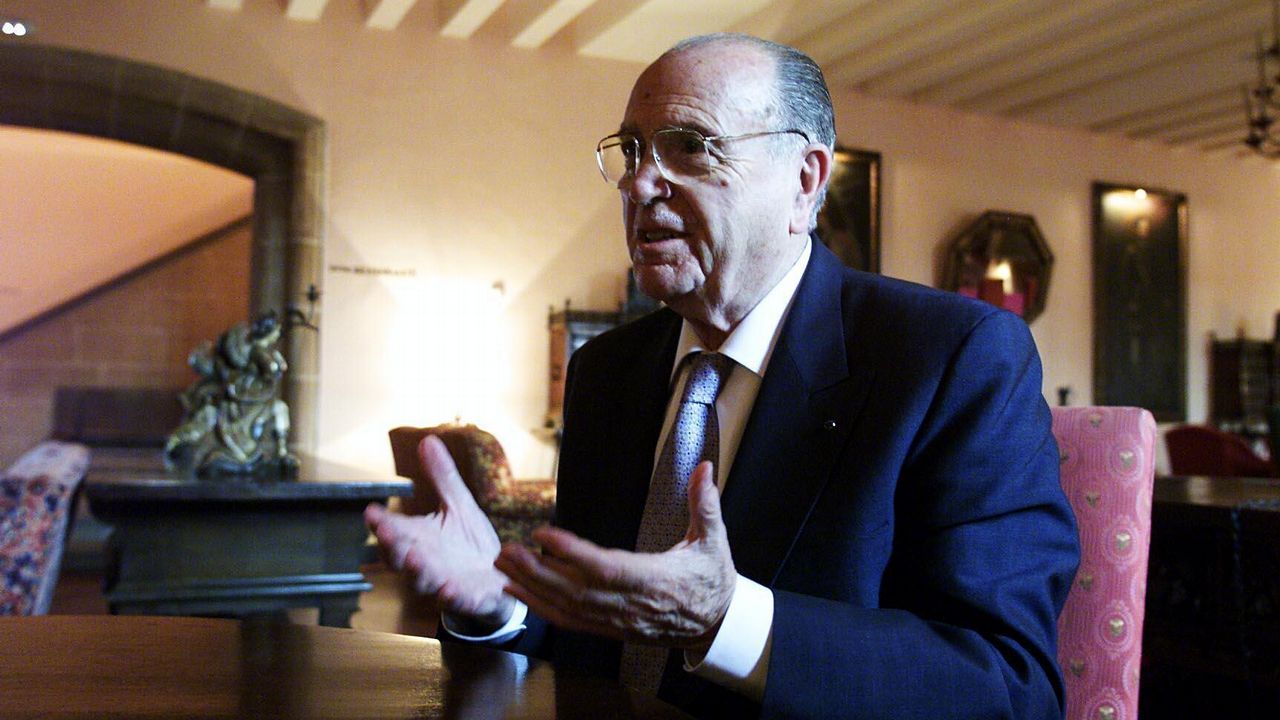 Fernández Albor, en el momento de la imagen presidente de la Xunta, posa junto a Fermín Casado Cepeda, capitán general.
